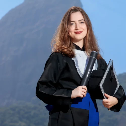 Sobre Alexia, se formou em Psicologia na Universidade Veiga de Almeida (UVA) no Rio de Janeiro